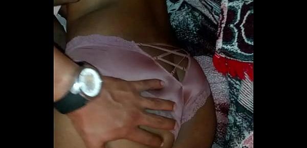 sobandole las nalgas a mi costeña